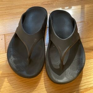 GUC oofos sandals 🩴